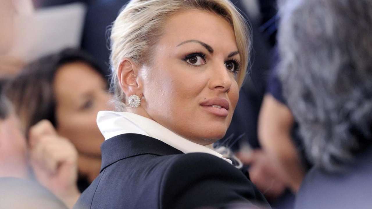 Francesca Pascale dice addio a Berlusconi e sposa Paola Turci