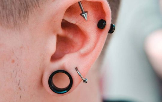 Piercing e dilatatori a un orecchio