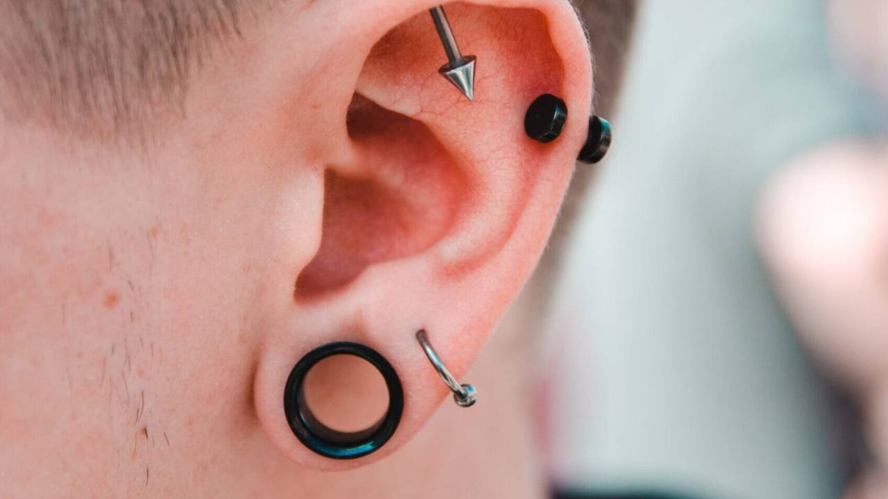 Piercing e dilatatori a un orecchio