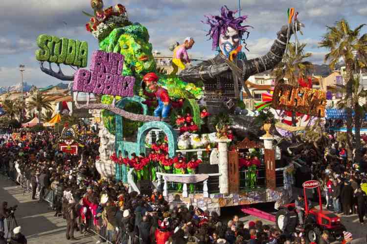 Un carro a Viareggio per Carnevale, la sfilata