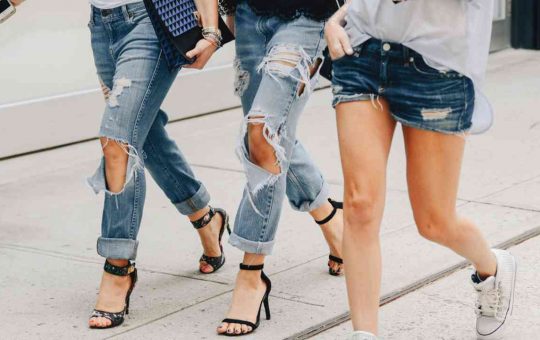 jeans strappati