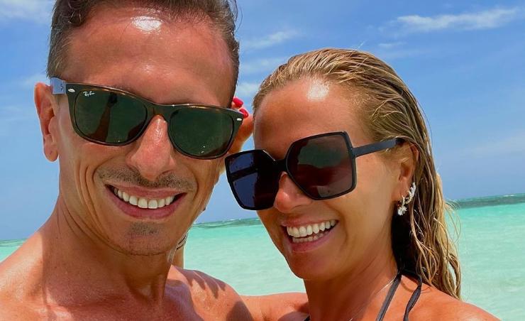 Federica Panicucci e Marco Bacini sorridenti